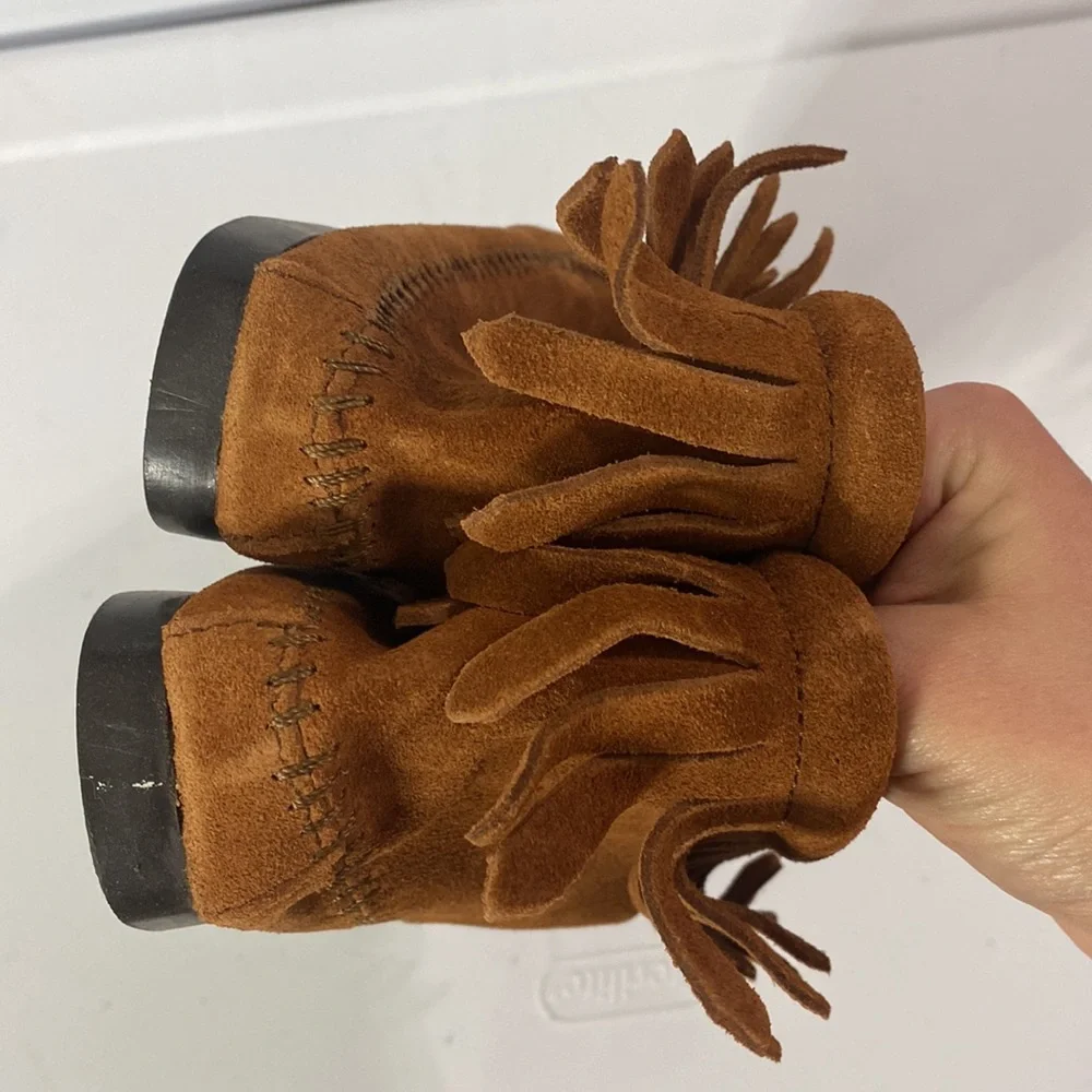 New Minnetonka Classic Fringe Hardsole Moccasin Boot in brown size 6.5